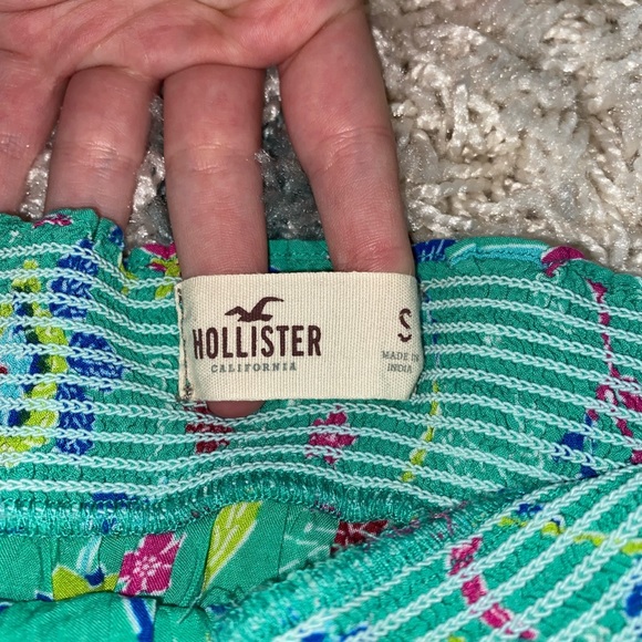 COPY - Hollister Strapless Tops 2 in a Set - Picture 4 of 4